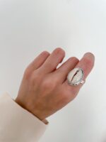 pierścionek z muszlą kauri