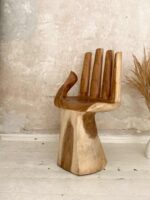 krzesło drewniane ręka