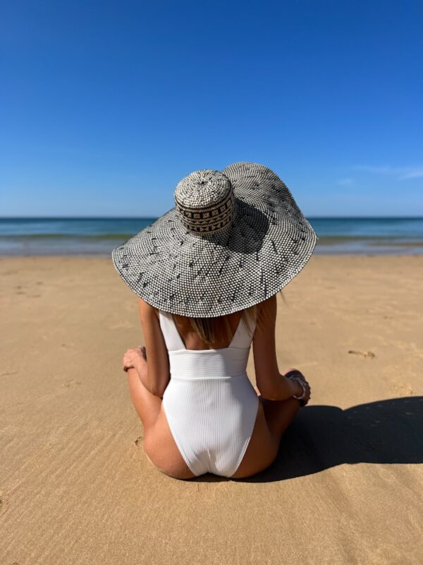 kapelusz plażowy z dużym rondem