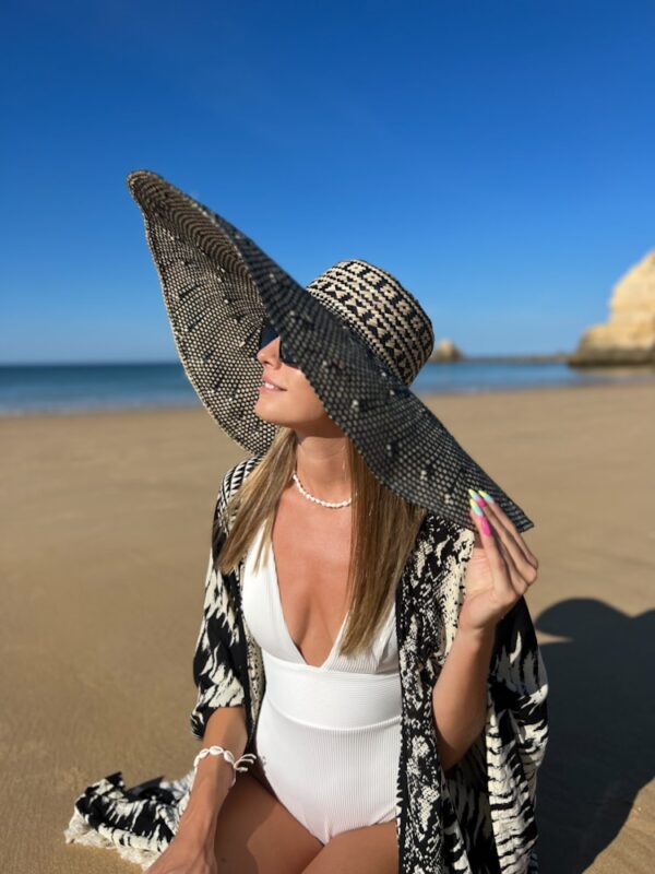 kapelusz na plażę pleciony