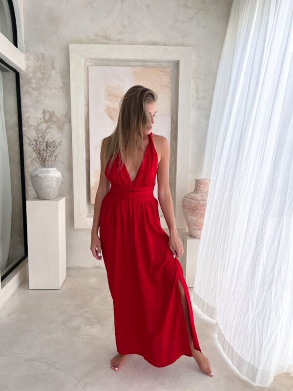 elegancka sukienka czerwona wiązana w pasie