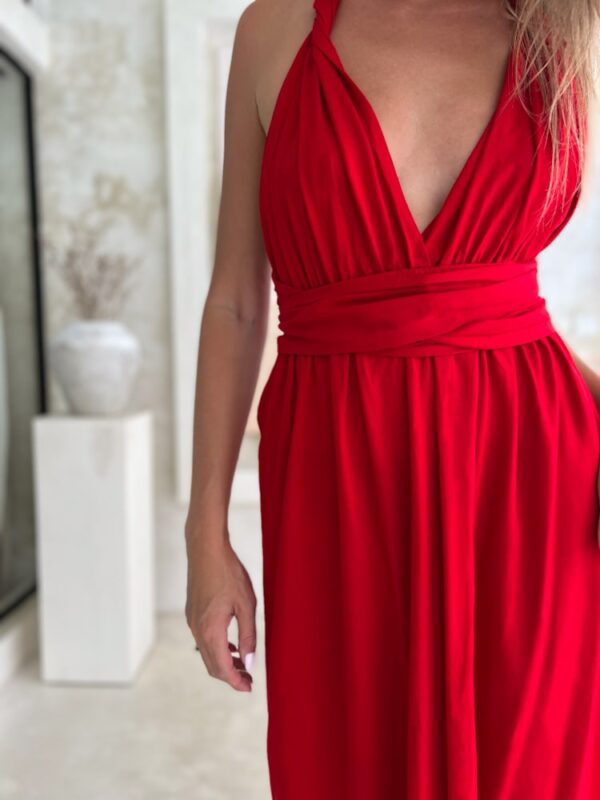 czerwona sukienka maxi wiązana elegancka