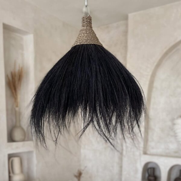 lampa czarna z frędzlami boho
