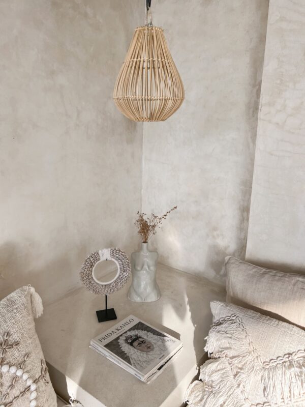 mała lampa rattanowa