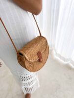 torebka rattanowa brązową