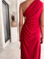 elegancka czerwona sukienka duga