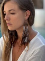kolczyki z piór w stylu boho
