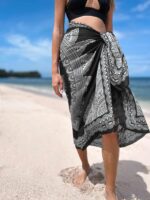 ciemna chusta plażowa