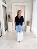 niebieska luźna sukienka na lato