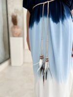 niebieska luźna sukienka na lato