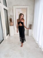 długa czarna sukienka pleciona