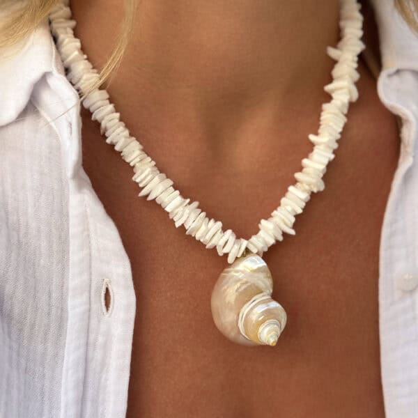 naszyjnik z muszlą z kamyków